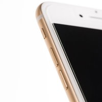 新しいゴールド色のスマートフォンの側面と電源ボタンの写真