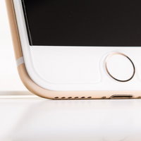 アンテナラインの帯と物理ボタン（ホームボタン）のあるiPhoneの写真
