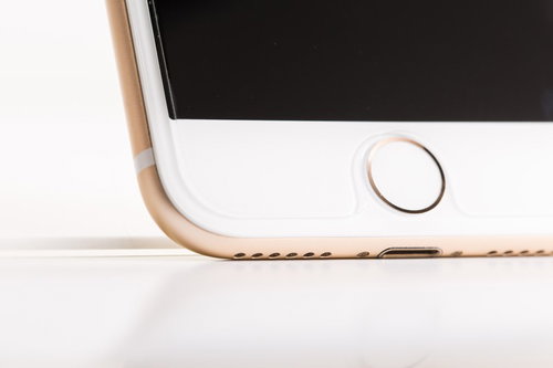 ゴールドカラーのアイフォンのホームボタンと側面の物理ボタン