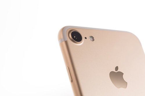 ゴールドのスマートフォンとiSightカメラ