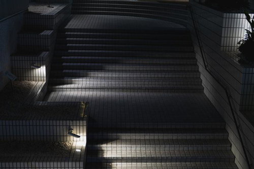 街灯と手すりのある階段通路