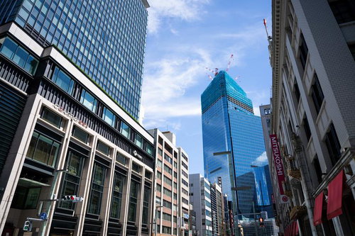 日本橋の高層ビルと建設中のタワー