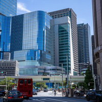 日本橋の高層ビルが建ち並ぶオフィス街の写真