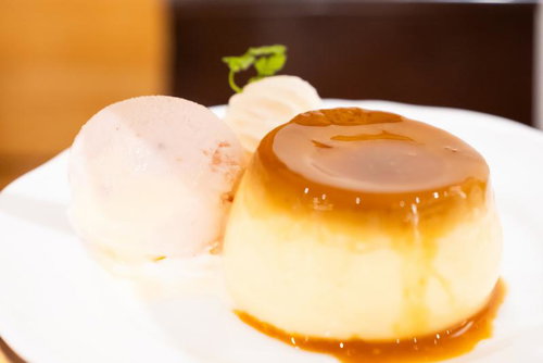 カラメルソースのかかったプリンとアイス