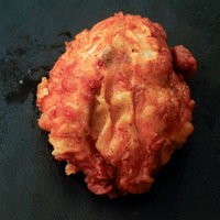 揚げたてジューシーなフライドチキン（骨付きチキンレッグ）の写真