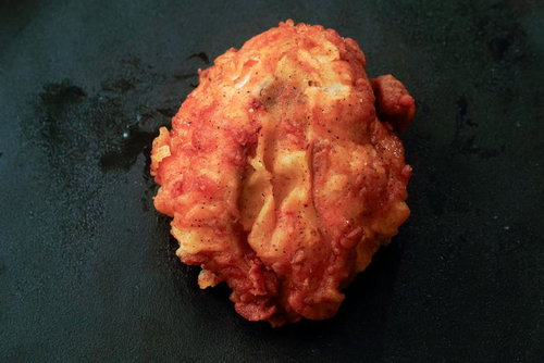 揚げたてジューシーなフライドチキン（骨付きチキンレッグ）の写真