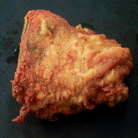 こんがり揚がったフライドチキンのサイ部分の写真