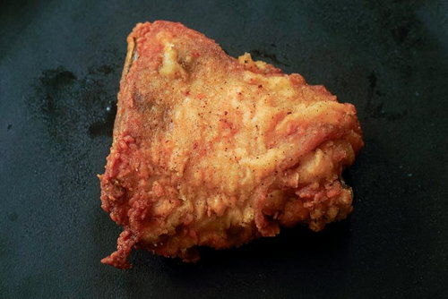 こんがり揚がったフライドチキンのサイ部分の写真