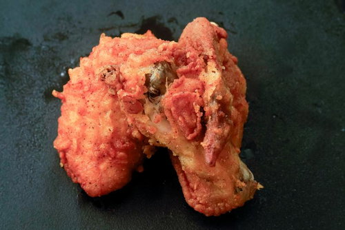 断面が見える骨付きフライドチキンウィングの写真