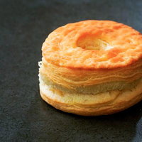 層になったパイ生地のスコーンの写真