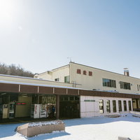 冬の網走駅前に積もる雪と駅舎の寒冷地風景の写真