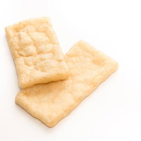コンビニで買った油揚げ2枚を白背景で撮影した食材の写真
