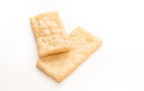 コンビニで買った油揚げ2枚を白背景で撮影した食材