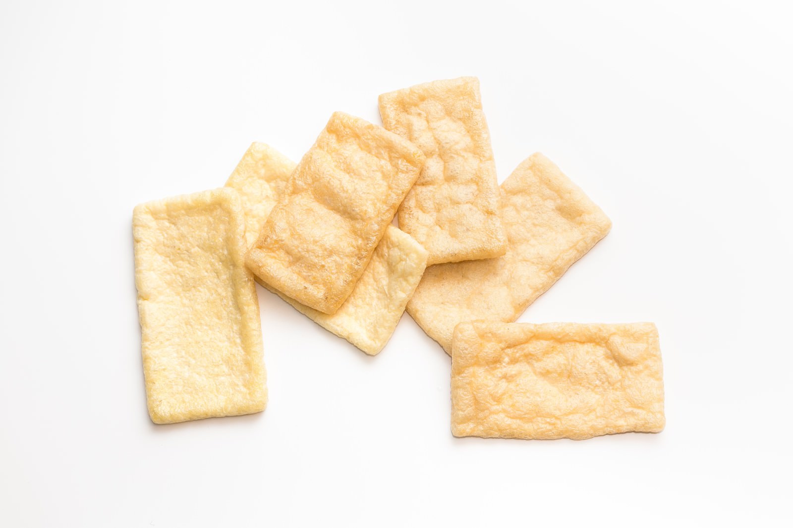 白い背景に並んだ油揚げ5枚