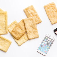 スマホとあぶらあげの比較の写真