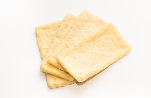 調理前の黄色いあぶらあげ、淡い色合いが特徴の豆腐揚げ