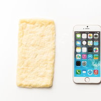 あぶらあげとスマートフォンのサイズ比較の写真