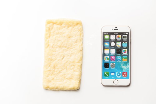 あぶらあげとスマートフォンのサイズ比較