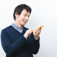 油揚げでカーブボールの練習をするプレイヤーの写真