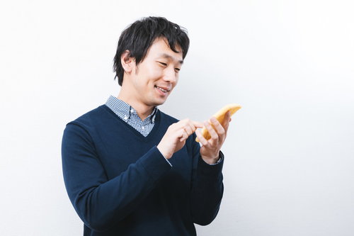 油揚げでカーブボールの練習をするプレイヤー