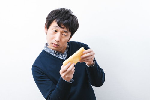 母親から「スマホは高いからこれで我慢しなさい」と言われ首をかしげる男性