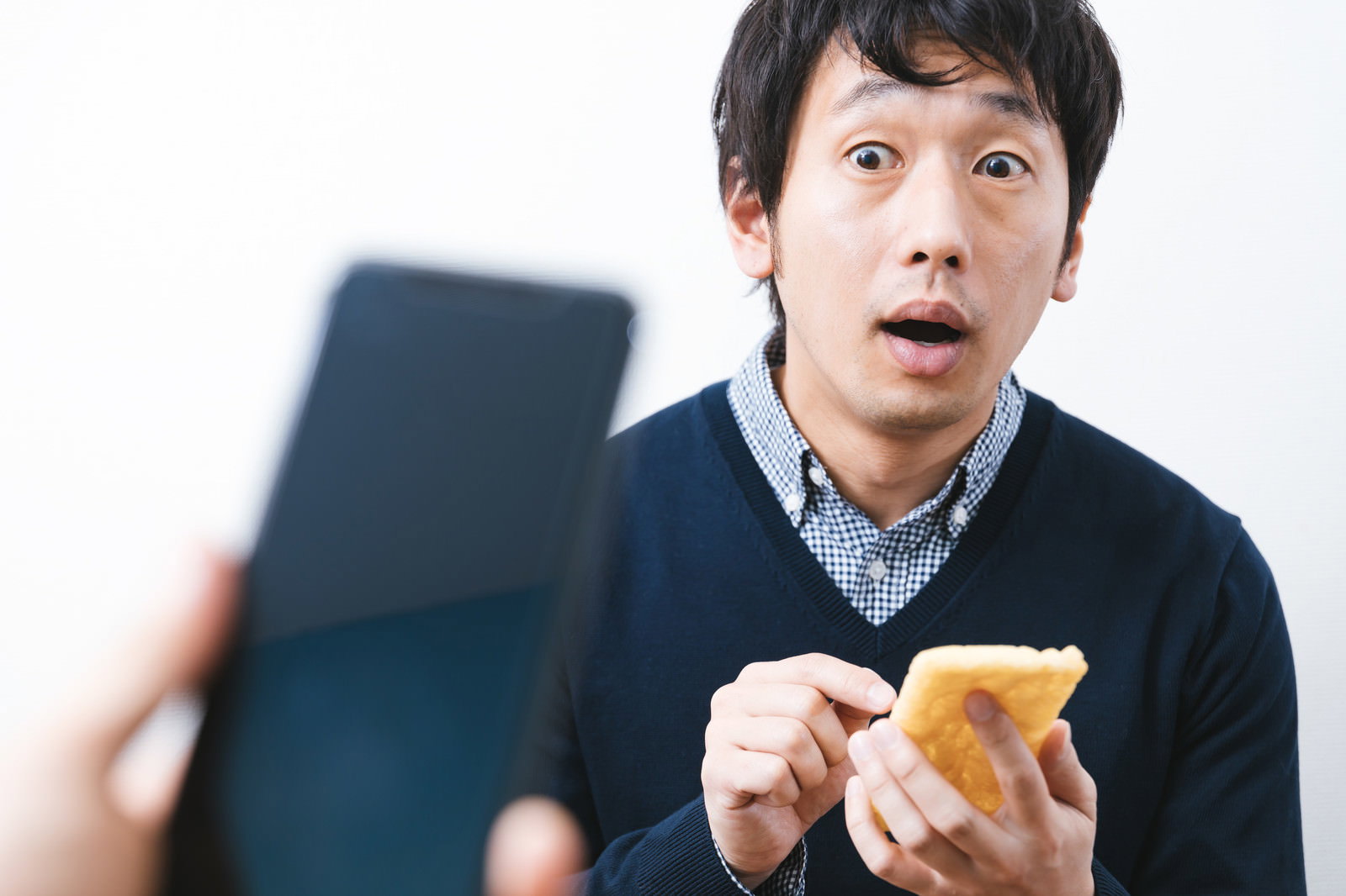 油揚げをAirDropと間違えた男性［モデル：大川竜弥］