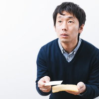 油揚げから名刺を取り出すエンジニアの写真