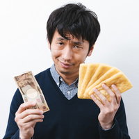 油揚げを買い占める大富豪、一万円札を手に握るの写真