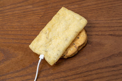 充電中の油揚げ 充電ケーブルが刺さったユーモアな食材