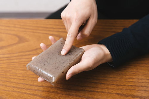 スマホのタッチパネルがヌルヌル反応すると思ったらこんにゃくだった