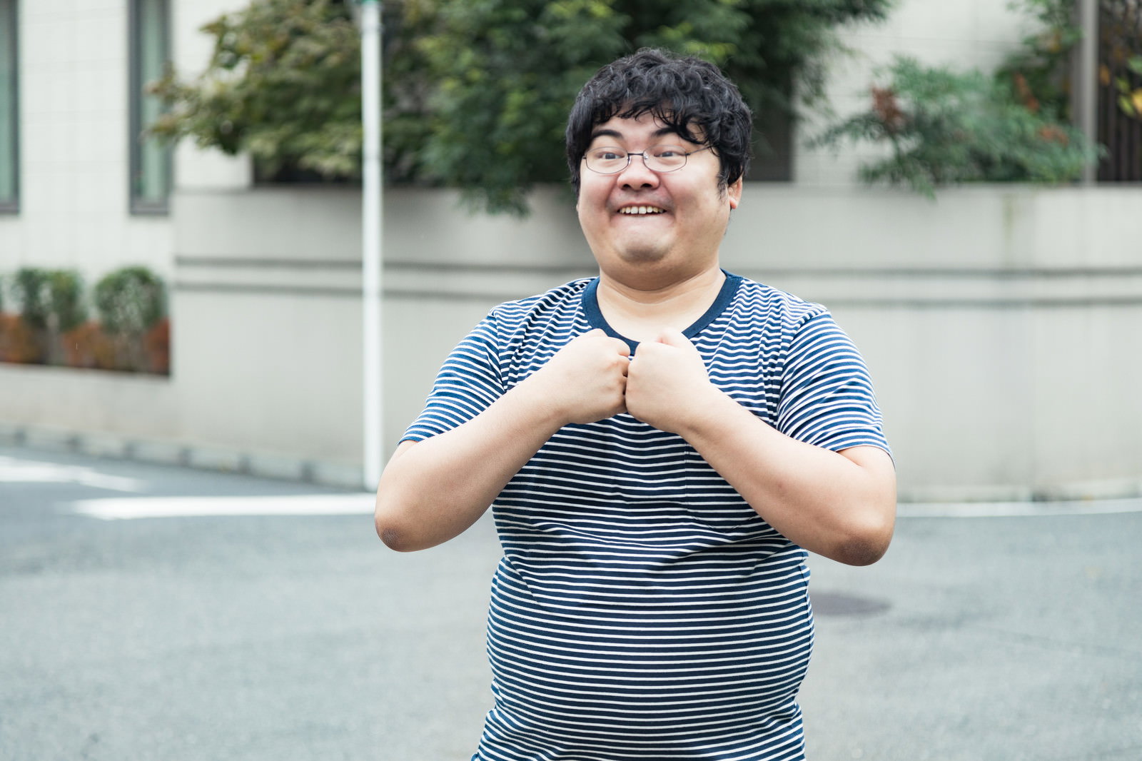 PCの前でブチギレる男性［モデル：段田隼人］
