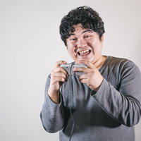 ↓←↓→+A（アクセラレーション・ブースト）を決める男性ゲーマーの写真