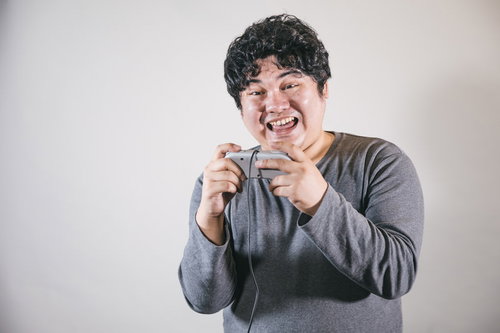 ↓←↓→+A（アクセラレーション・ブースト）を決める男性ゲーマー