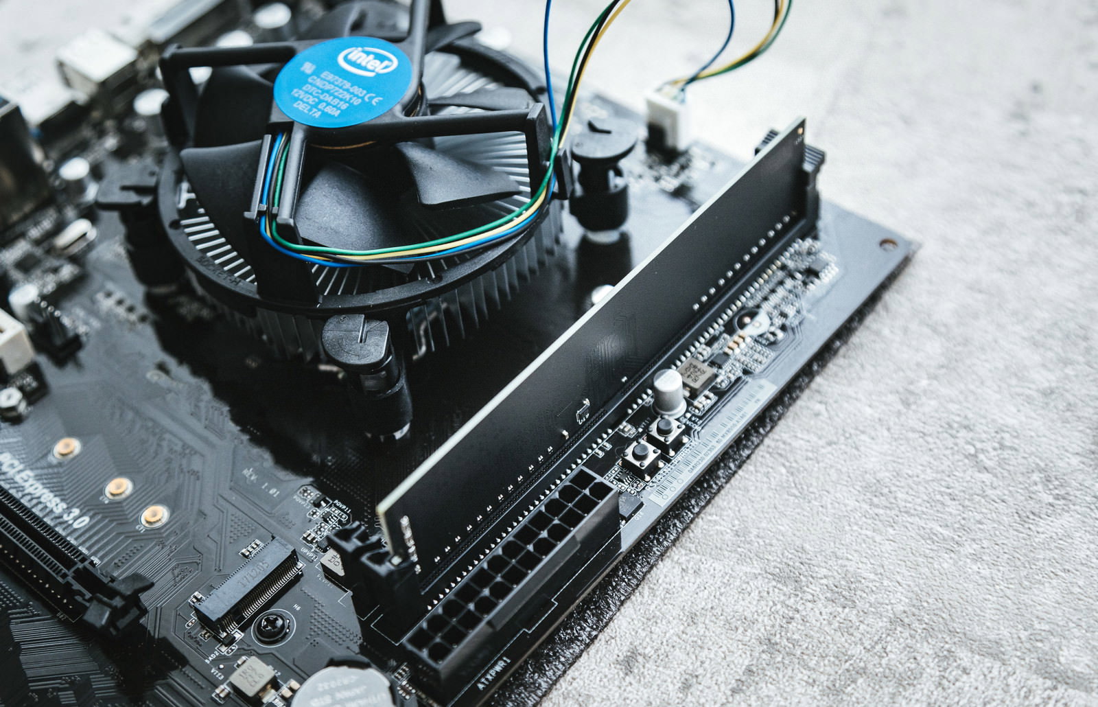 マザーボードに装着されたIntel製CPUクーラー