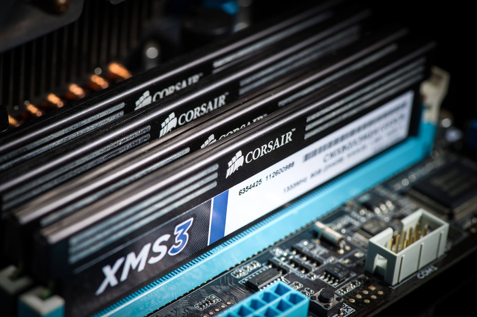青色のメモリモジュールが装着されたマザーボードの基板