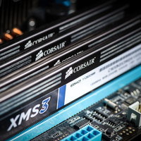 コンピューターのメモリとマザーボードの写真