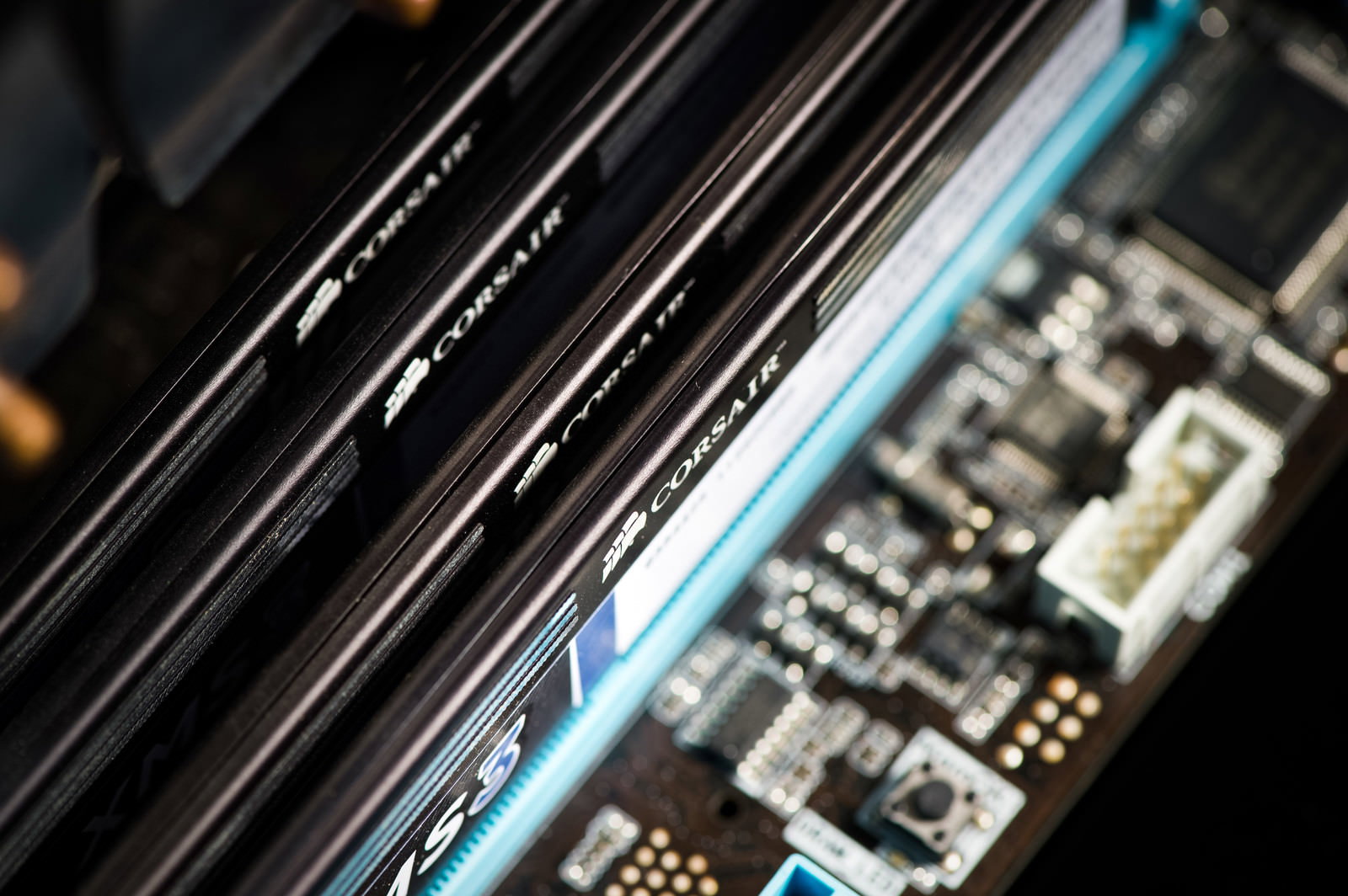 マザーボードに装着された複数のメモリモジュールと電子部品