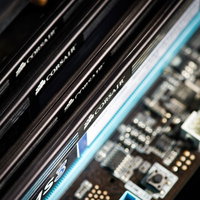 コンピューターのメモリとマザーボードの写真