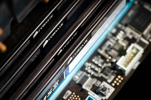 コンピューターのメモリとマザーボード