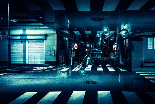 夜中に静寂に包まれた商店街（フォトモンタージュ）の写真