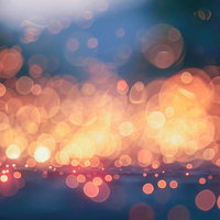 闇と光源が織りなす玉ボケの夜景風コントラストの写真