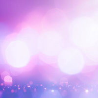 ぼやけた光景と優しい紫色の玉ボケが煌めく光源の写真
