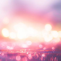 煌めく光の粒が浮かぶぼやけた幻想世界 玉ボケの写真