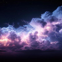 紫とピンクに光る夜空の雷雲と稲妻の閃光の写真