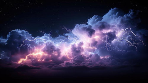 紫とピンクに光る夜空の雷雲と稲妻の閃光