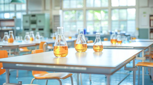 化学実験室に並ぶビーカーと薬剤の研究装置