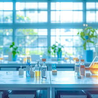 採光性の高い研究室のデスク上に並ぶ実験器具の写真