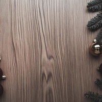 ナチュラルな木目テーブルに広がるクリスマスデコレーションの写真