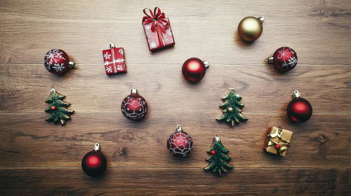 木製テーブルに並べたクリスマスオーナメントと贈り物