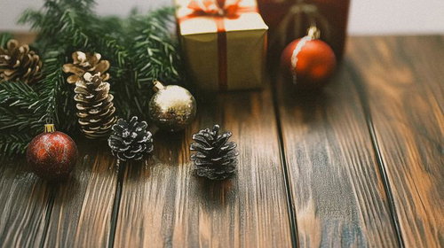 木目テーブルに飾るクリスマスのオーナメントとプレゼント